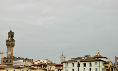 Obraz premium Veduta dall'alto di Firenze con i suoi capolavori che si vedono in tutta la città : campanile di Giotto ; Cupola del Brunelleschi ; Torre di Arnolfo Palazzo Vecchio