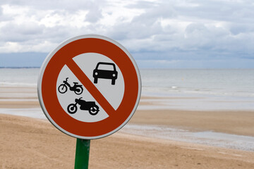 Panneau plage interdite aux autos et motos.