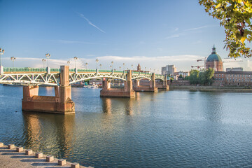 Toulouse : Le pont saint pierre et le dôme de la chapelle de la Grave