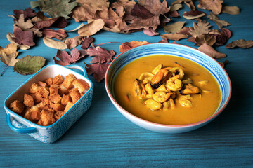 Seafood soup, based on prawns, mussels, clams, hake and squid, accompanied by fried bread and some dried autumn leaves, the season to take this hot soup.