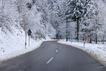 Geräumte Landstraße im Winter