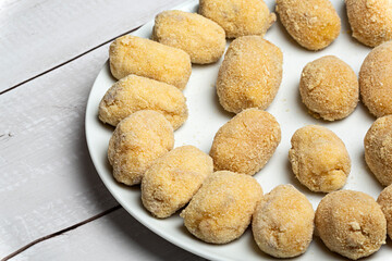 Plato con croquetas listas para freír.