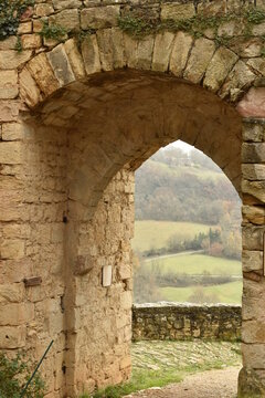 La porte des gardes du village de Puycelsi