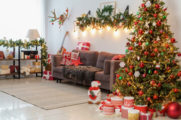 Christmas home room with Christmas tree and festive bokeh lighting,decorated with garlands for the holiday.Christmas and New Year's interior blurred background.Lots of lights that glow in the evening.