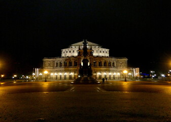 Fototapeta na wymiar Semperoper in Dresden bei Nacht