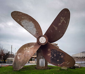 Hélice do navio Romulus encalhado nas extremidades do porto de Bayonne com 19 homens a bordo em...