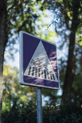 Señal de trafico con paso de cebra con animales dibujados