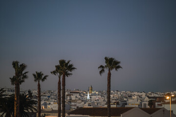 Fototapeta na wymiar Skyline de la ciudad de chiclana con una iglesia en el punto central de la imagen 