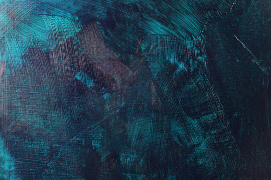 Fondo materico spatolato e graffito, dipinto di colore verde-blu e viola; luce radente, spazio per testo