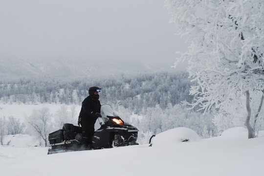 snowmobile tour in Swedish lapland