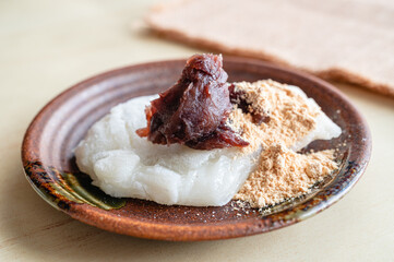 小豆ときな粉を乗せた焼餅