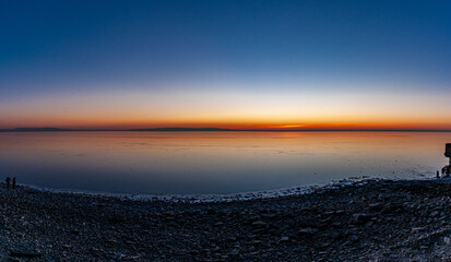 Obraz premium A crimson sunset on the bank of the Volga River on a December evening on the city waterfront!