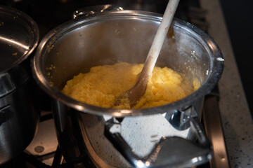 preparazione  della polenta fatta in casa  dalla pentola allo strofinaccio 