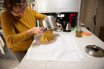 preparazione  della polenta fatta in casa  dalla pentola allo strofinaccio 