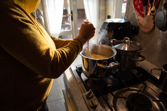 preparazione  della polenta fatta in casa  dalla pentola allo strofinaccio 