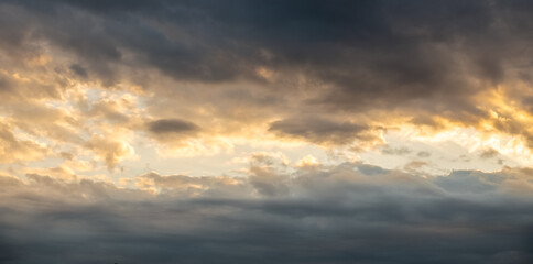Ciel avec nuages au coucher de soleil.