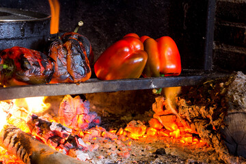 Pimiento rojo california asado al fuego en una parrilla