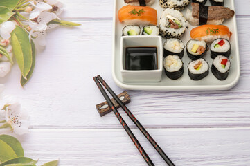 Diverse selbstkreierte Sushivarianten ordentlich hergerichtet auf einen Teller mit weißem...