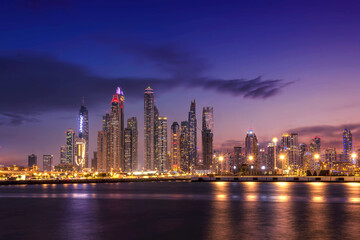 Obraz premium Sunset view of Dubai Marina and famous Jumeirah beach skyline Emirates