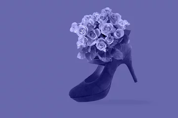 Papier Peint photo Pantone 2022 very peri Bouquet of red roses in a high heeled shoe isolated on violet background.