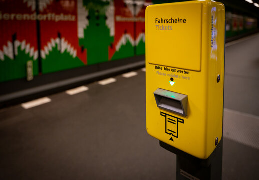 Eine Nahaufnahme von einem gelben Fahrkarten Automat zum Entwerten der Fahrscheine der BVG in Berlin 