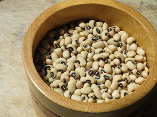 Porción de frijoles Castilla en envase de madera