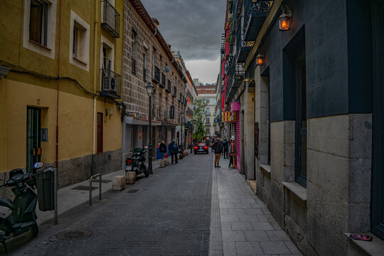 Calle de barrio madrile&ntilde;o. Espa&ntilde;a.