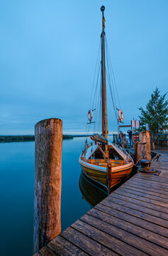 Zeesenboot im Hafen von Zingst am Abend