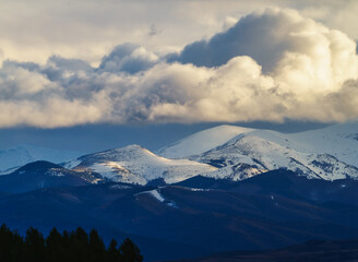 Fototapeta na wymiar snow covered mountains, san lorenzo la rioja Spain diciembre!!