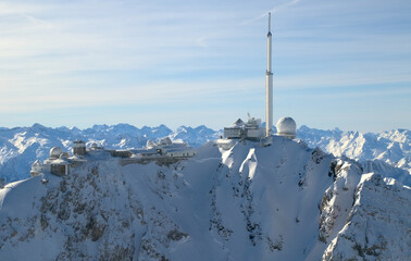 Pic du midi vu par avion par temps ensoleillé avec un ciel bleu magnifique après plusieurs jours...