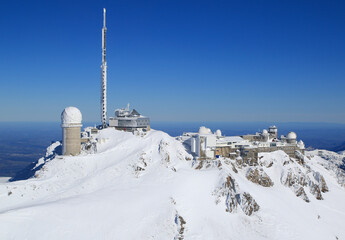 Pic du midi vu par avion par temps ensoleillé avec un ciel bleu magnifique après plusieurs jours de chutes de neige