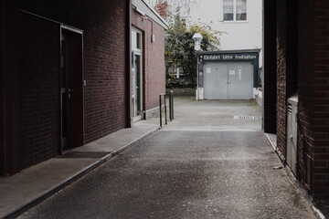 A driveway with a warning sign that says keep driveway clear in German