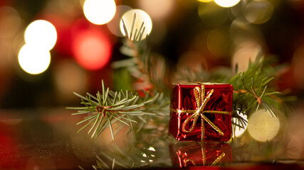 czerwony prezent - Prezent na tle gałęzi jodły, święta bożego narodzenia, dekoracja, boże...