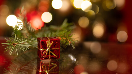Fototapeta na wymiar czerwony prezent - Boże narodzenie, prezent, życzenia bożonarodzeniowe, tło, puste miejsce na życzenia