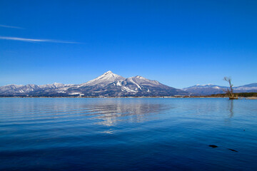 猪苗代湖と磐梯山（福島県・猪苗代町）