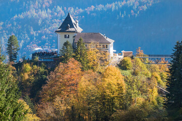Obraz premium View of a house in Hallstatt and it's colorful trees by the autumun - Hallstatt Austria