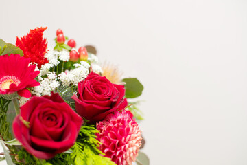 プレゼントやイベントの背景に使える赤いバラの花束の素材