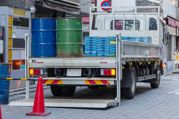 Naklejka premium ドラム缶を積んだトラック 東京、赤坂3丁目の街の風景