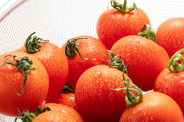 ざるに入った洗い立てのプチトマト