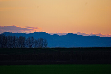 Zachód słońca nad Apeninami . Italia , prowincja Emilia Romagna .. Sunset over the Apennines. Italy, the province of Emilia Romagna. Tramonto sull'Appennino. Italia, la provincia dell'Emilia Romagna. - obrazy, fototapety, plakaty