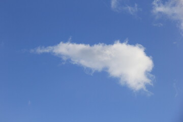 爽やかな青空と、水滴のような形の白い雲