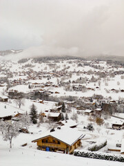 Village alpin sous la neige