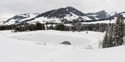 Obraz premium Vue panoramique sur un lac de montagne enneigé.