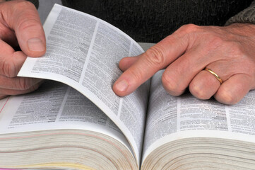 Quelqu'un consultant un dictionnaire français en gros plan