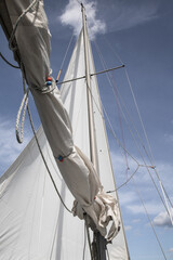 Obraz premium close up of white sailing wings with rope - creative background