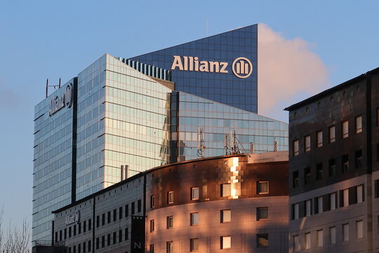 Enseigne et logo de l'entreprise d’assurances Allianz sur la façade de ses bâtiments du quartier de La Défense, près de Paris – janvier 2021 (France)