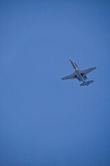 Fototapeta na wymiar plane in the blue sky to the vacation destination
