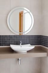 Lavabo y espejo en un cuarto de baño