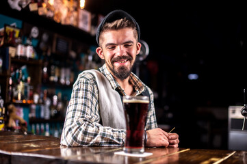 Bearded tapster surprises with its skill bar visitors at bar