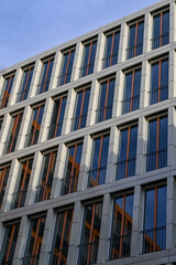 Obraz premium Architecture of high buildings in the city of Munich with beautiful light orange colors